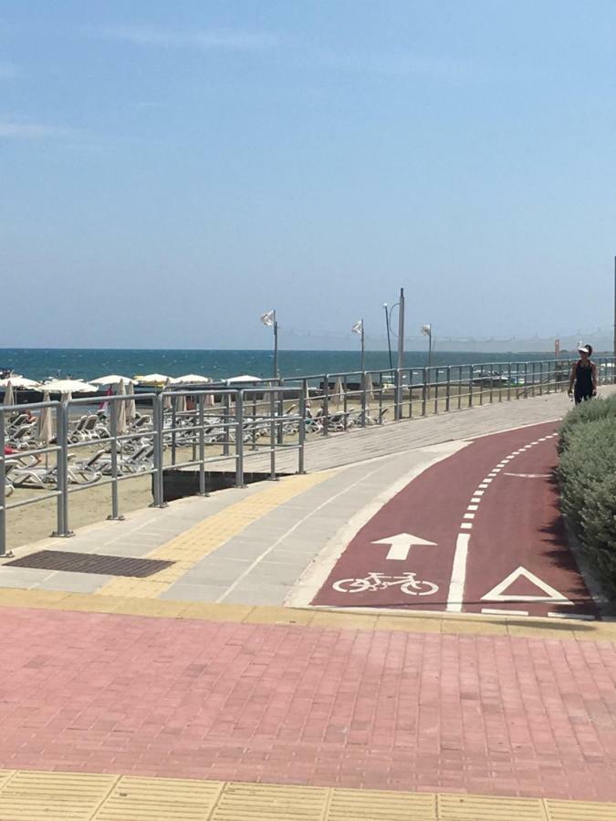 Larnaca Beach Apartment 44 Bagian luar foto