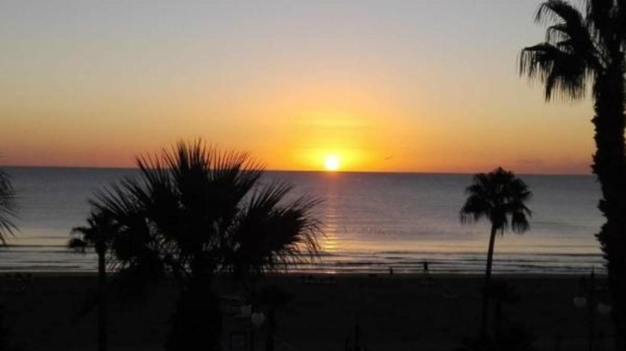 Larnaca Beach Apartment 44 Bagian luar foto